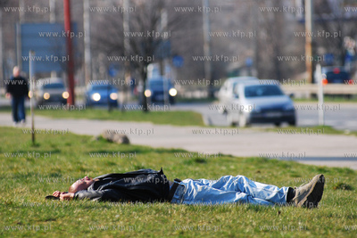 Mezczyna odpoczywajacy na trawniku przy ul. Morskiej...