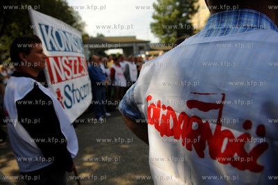 Gdynia. Pikieta pod brama do Stoczni Gdynskiej nawolujaca...