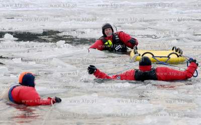 Gdynia, port jachtowy. Jak przetrwac na zamarznietym...