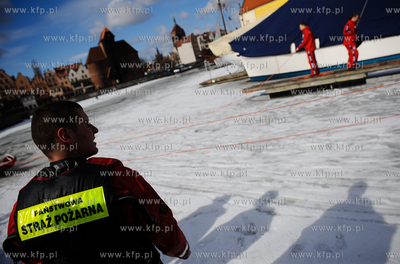 Gdansk. Przystan Jachtowa. Cwiczenia, na zamarznietej...