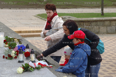 Zaloba narodowa po katastrofie prezydenckiego samolotu...