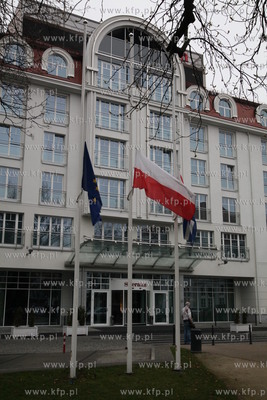Sopot udekorowany zalobnymi flagami w holdzie tragicznie...