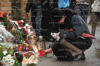 Zaloba narodowa po katastrofie prezydenckiego samolotu...