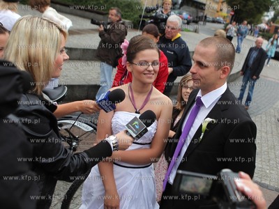 Szczecin. Nietypowy slub w wzieli Tomek i Wanda. Para...