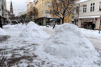 Sopot. Kolejne opady sniegu zasypaly Sopot. Nz. ulica...