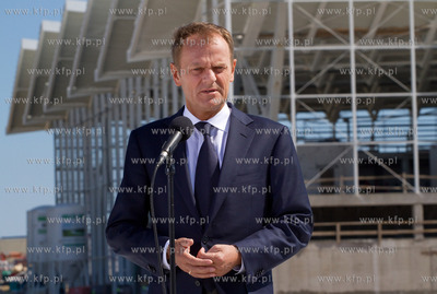 Premier Donald Tusk wizytuje budowe terminala T2 Portu...