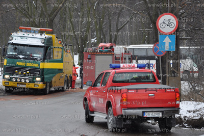 Ok. godz. 11 autokar turystyczny wjechal w drzewo na...