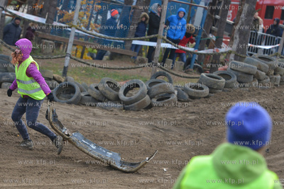 ZYWE TRUPY GRASOWAŁY W KOLIBKACH. Kolejna 14. juz...