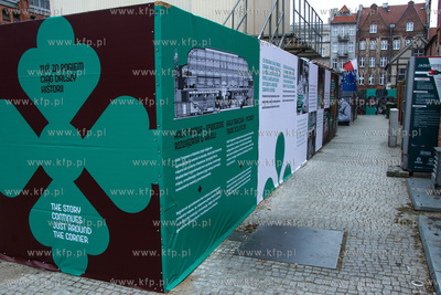 Tablice informacyjne z fotografiami pochodzącymi ze...