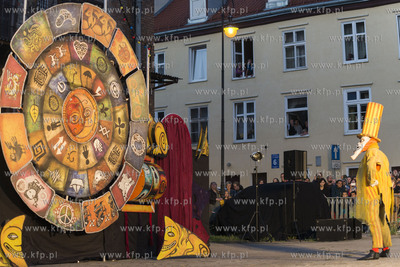 Gdańsk. Festiwal teatrów Ulicznych FETA. Mr Pejo's...