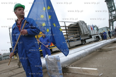 Maszty na ktorych zawisna flagi nowych czlonkow Unii...