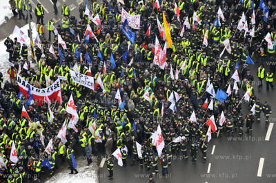 Pikieta sluzb mundurowych w Gdansku, przeciwko projektowi...