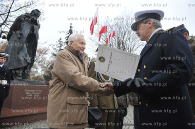 Uroczytosci Swieta Niepodleglosci pod pomnikiem Marszalka...