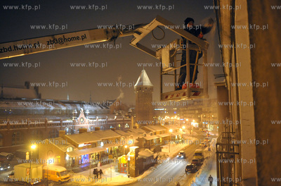 Usuwanie niebezpiecznych sopli i sniegu z dachu kamienicy...