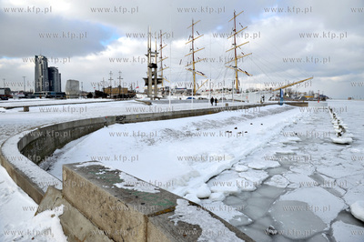 Gdynia zima. Koniec molo poludniowego i zamarzniete...