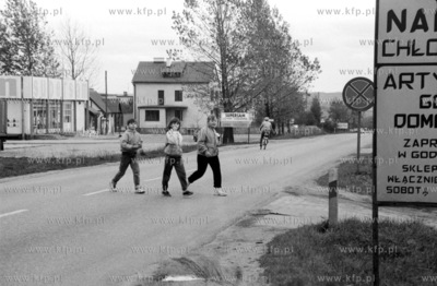 Zukowo ul. Gdynska. Widoczny sklep sam spozywczy. 21.10.1991...