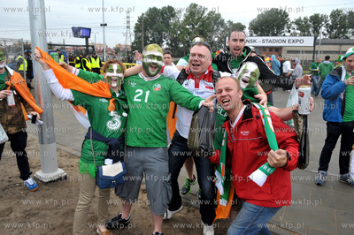 Gdansk. Hiszpanscy i irlandzcy kibice w drodze na PGE...