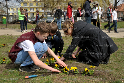 Gdańsk, Wrzeszcz. Z okazji Swiatowego Dnia Ziemi uczniowie...