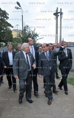Lech Walesa na budowie ECS. Bylemu prezydentowi towarzyszyli...