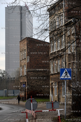 Gdansk. Stare domy na ul. Rybaki Gorne, w oddali hotel...