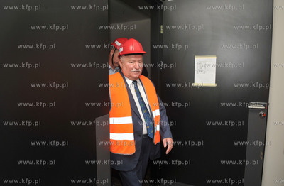 Prezydent Lech Walesa zwiedzal budowe Europejskiego...