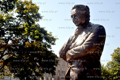 Montaz pomnika Anny Walentynowicz na skwerze jej imienia...