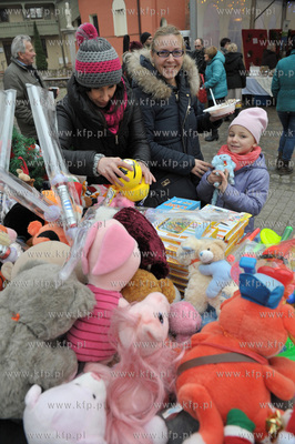 Jarmark Swiateczny na placu Mariackim przy kosciele...