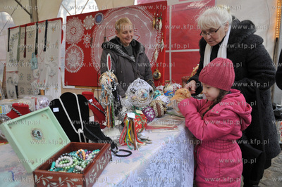 Jarmark Bozonarodzeniowy na placu Mariackim przy kosciele...
