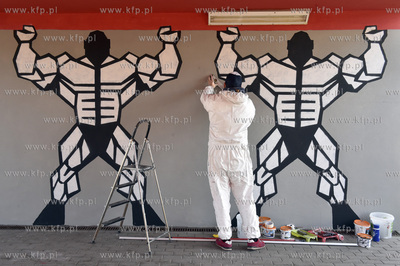 Mural autorstwa Grzegorza Zająca powstaje w przejściu...