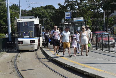 Tramwaj linii nr 5 na przystanku w Gdańsku Brzeźnie....