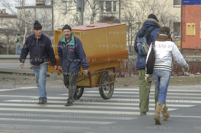 Rumia. Transport mebli na wózku. 14.03.2006 fot. Maciej...