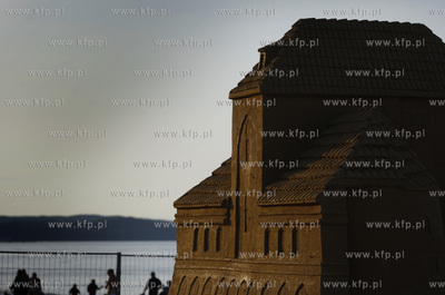Gdansk Jelitkowo. Plaza. Wystawa monumentalnych rzezb...
