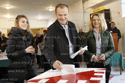 Sopot. Wybory samorzadowe. Glosuje Premier RP Donald...