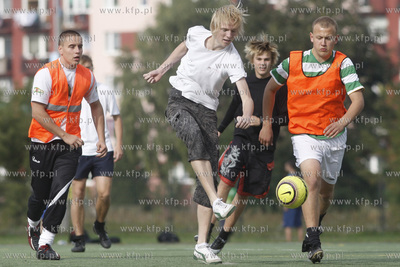 Gdansk Zaspa. Pilkarski turniej dzikich druzyn Do przerwy...