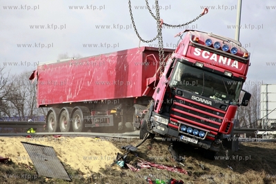 Przejazdowo. Zderzenie ciężarówek z czterema samochodami...