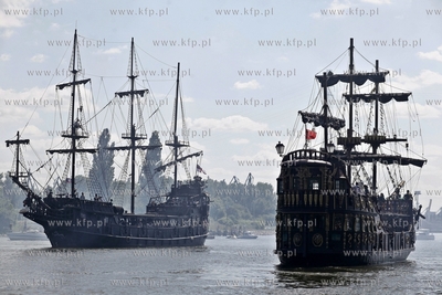 Inscenizacja bitwy morskiej w okolicy Twierdzy Wisloujscie....