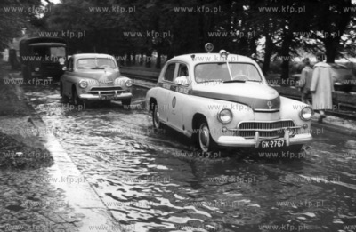 Zalana ulica po obfitych opadach deszczu. 1964 Fot....