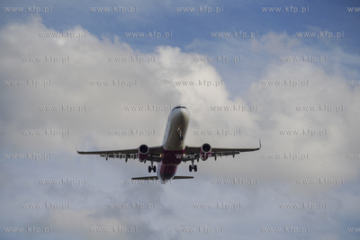 Gdansk Air Port. Salolot linii Wizzair podchodzi do...