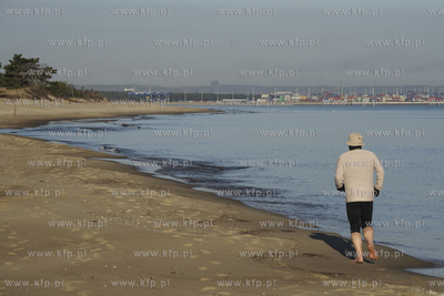 Gdańsk. Plaża na Grókach Zachodnich. Nz. poranny...