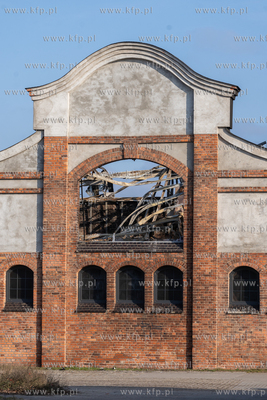 Zgliszcza strawionych ogniem w pożarze hali Zakładów...