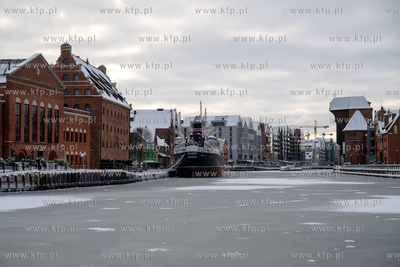 Zima w Gdańsku. Statek muzeum - Sołdek, na zamarzniętej...