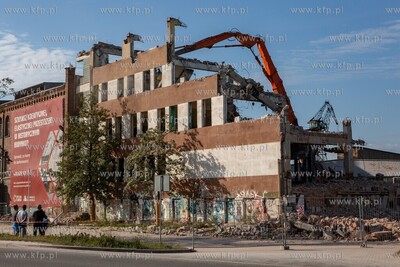 Stocznia Cesarska, ul. Popiełuszki. Wyburzanie budynku...