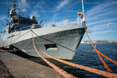 Nabrzeże Pomorskie w Gdyni. Nz. Niszczyciel  ORP Kormoran....