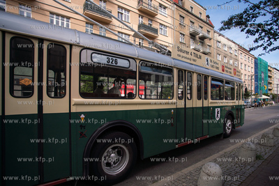 Gdynia, ul. Świętojańska. Nz  Zabytkowy trolejbus...