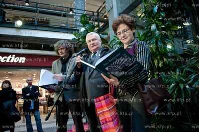 Gdansk. Centrum Handlowe Manhattan. Premiera i promocja...