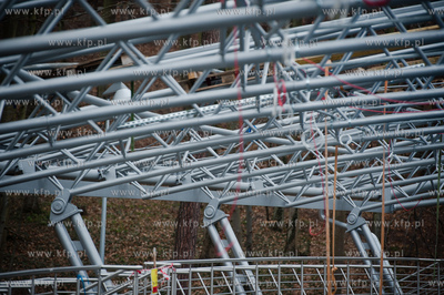 Sopot. Rozpoczeto montaz liczacej 7000 m2  powloki...