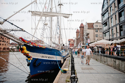 Gdansk. Zacumowane do nabrzeza Motlawy jachty uczestniczace...