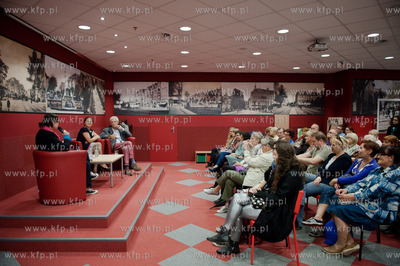 Gdansk. Biblioteka Manhattan w CH Manhattan. Spotkanie...