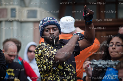 Gdansk. Dlugi Targ. Parada z udzialem bebniarzy, tancerzy...