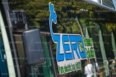 Gdansk. Targ Rakowy. Prezentacja chinskiego autobusu...